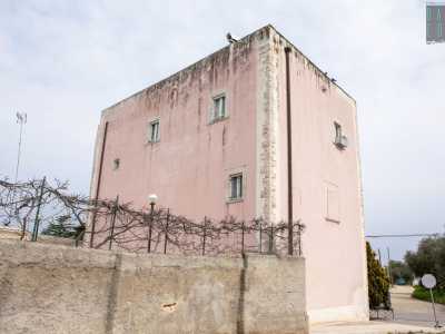 �L�aspetto solido e quasi difensivo dell�edificio fa pensare che avesse altre funzioni: in caso di incursione di briganti ad esempio, chi si trovava nei campi poteva rifugiarsi all�interno della chiesa per proteggersi dagli assalti�, dice l'esperta